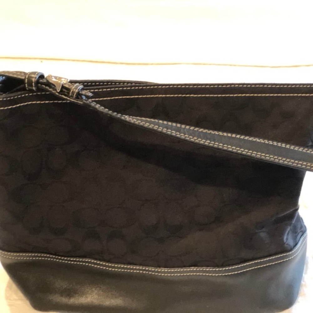 Coach signaturee shoulder bag